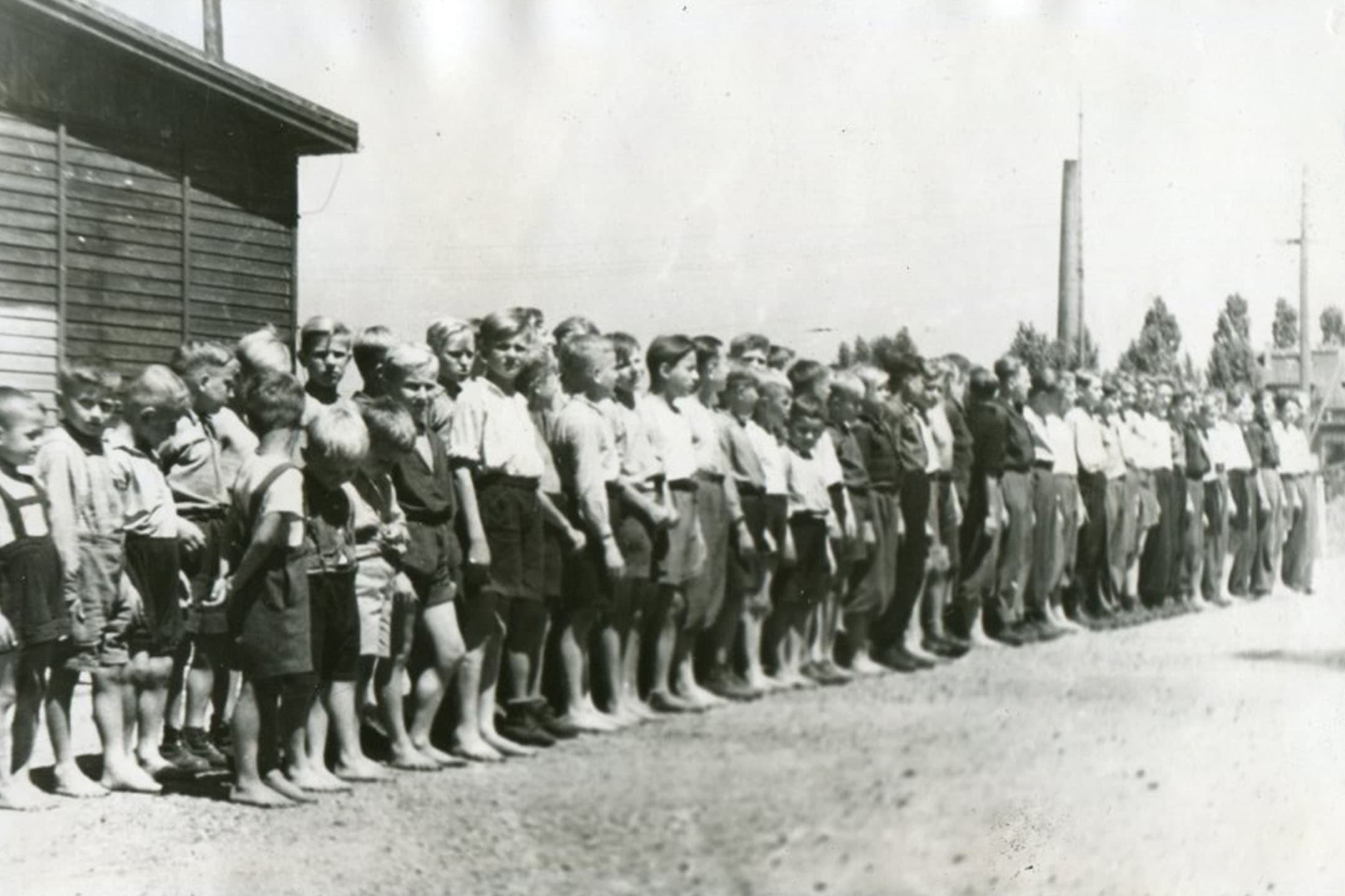 Powitanie Dzieci wywiezionych do Niemiec na dworcu w Katowicach w 1946 roku.