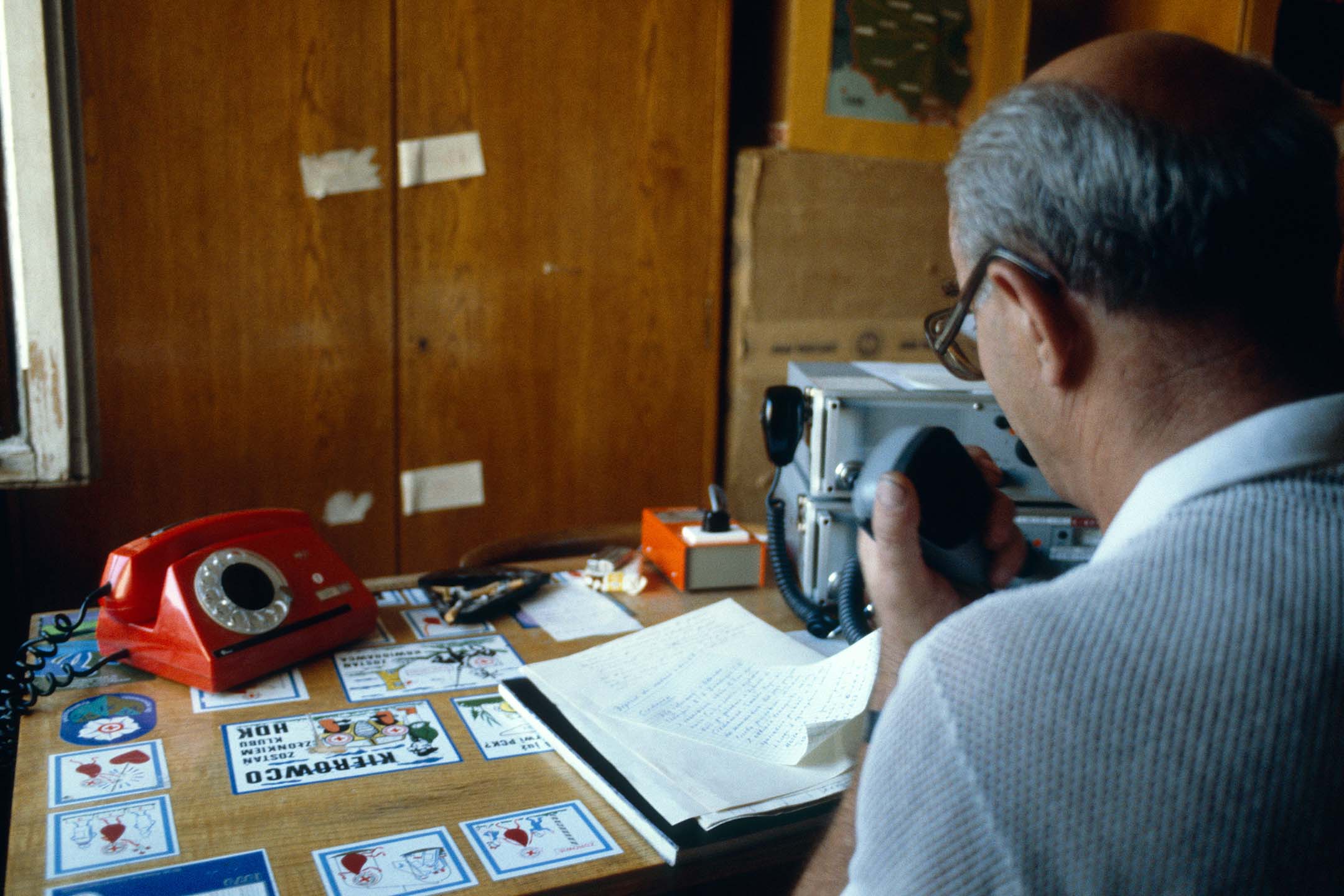 Gdańsk – Pracownik PCK przy mikrofonie. Nadajnik krótkofalowy zainstalowany przez ICRC pomógł w koordynacji działań pomocowych w kraju łącząc Warszawę w 9 magazynami. Data: 01/1982.